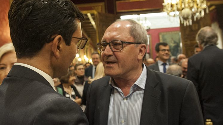 El dirigente socialista Juan Corneo dialoga con el alcalde socialista. Foto: Alejandro Romero