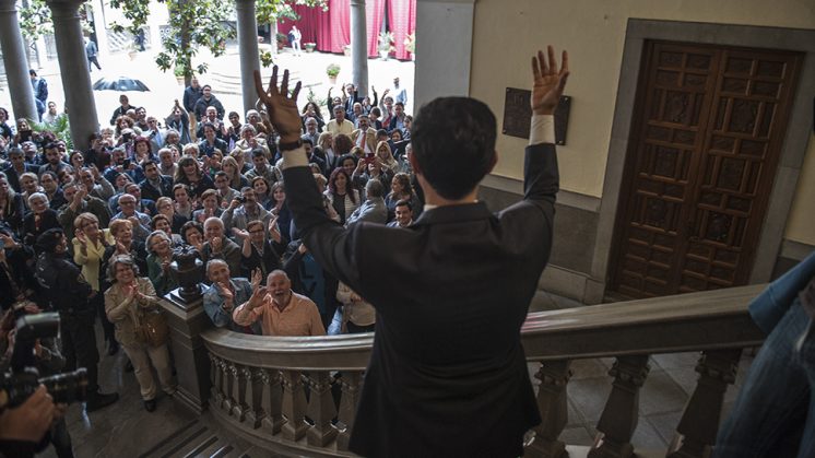Cuenca celebra con la multitud su nombramiento como regidor municipal. Foto: Alejandro Romero