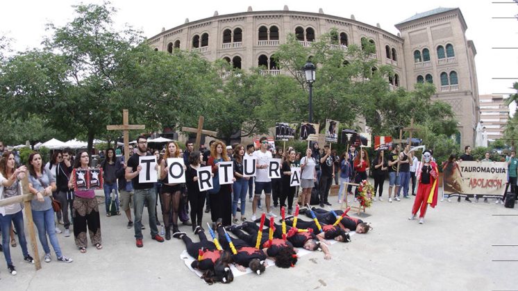 Los antitaurinos han llegado hasta la Plaza de Toros donde han realizado la 'performance'. Foto: Álex Cámara