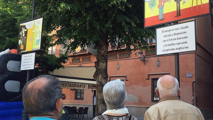 Los ciudadanos ya visitan las carocas ubicadas en la Plaza Bib-Rambla de Granada. Foto: Luis F. Ruiz