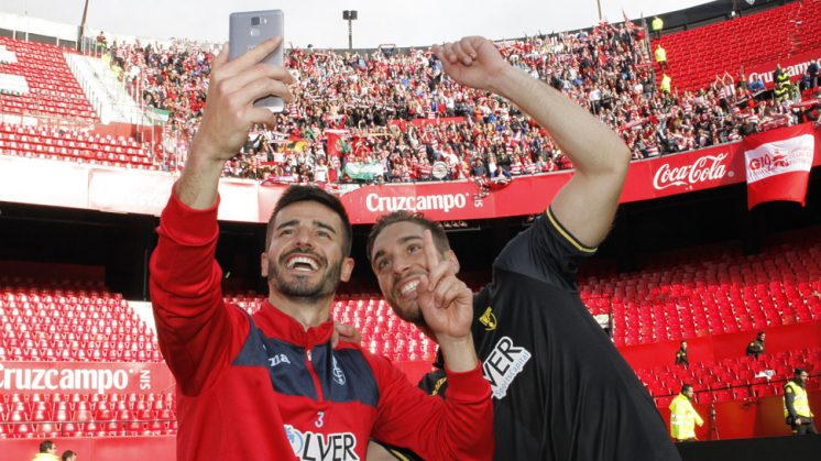Rochina y Fran Rico se hacen un 'selfie' para compartir en sus redes sociales. Foto: Álex Cámara