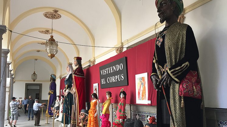 El Ayuntamiento de Granada alberga una muestra sobre los trajes de la Tarasca. Foto: Luis F. Ruiz 
