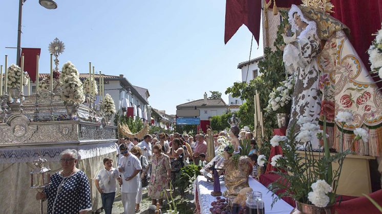 Los vecinos, junto a la hermandad se encargarán de cubrir todo el recorrido de la procesión con ramas de chopo. Foto: aG  