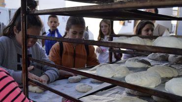 Los escolares de Las Gabias aprenden a hacer su propio pan dentro de un proyecto didáctico