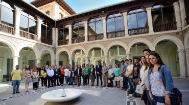 Unos 1.200 universitarios completan su formación este año con prácticas en la Junta de Andalucía
