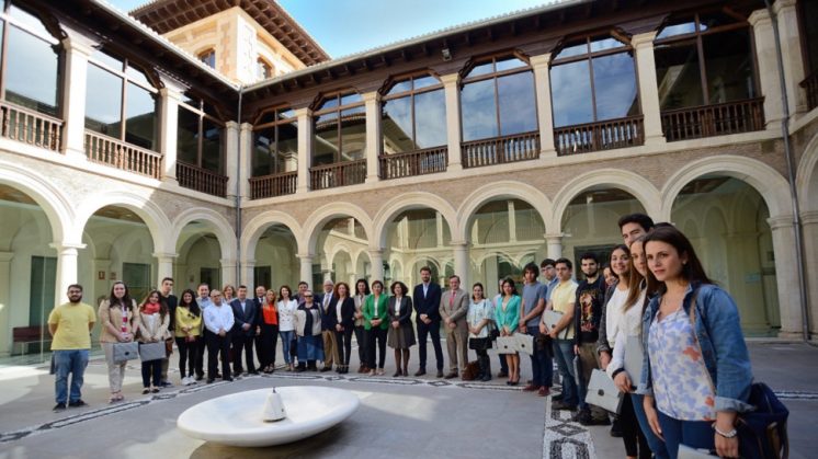 Unos 1.200 universitarios completan su formación este año con prácticas en la Junta de Andalucía