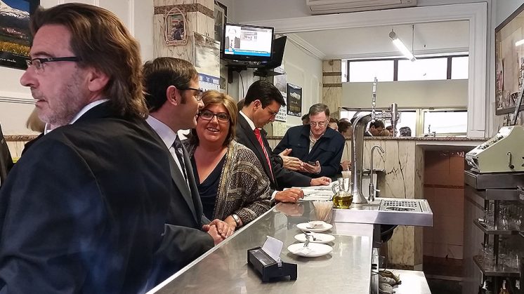 Cuenca desayunó con sus compañeros en una cafetería junto al Ayuntamiento