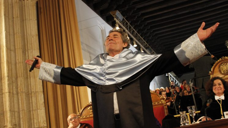 Miguel Ríos. en un momento del acto que lo ha convertido en Doctor Honoris Causa. Foto: Álex Cámara
