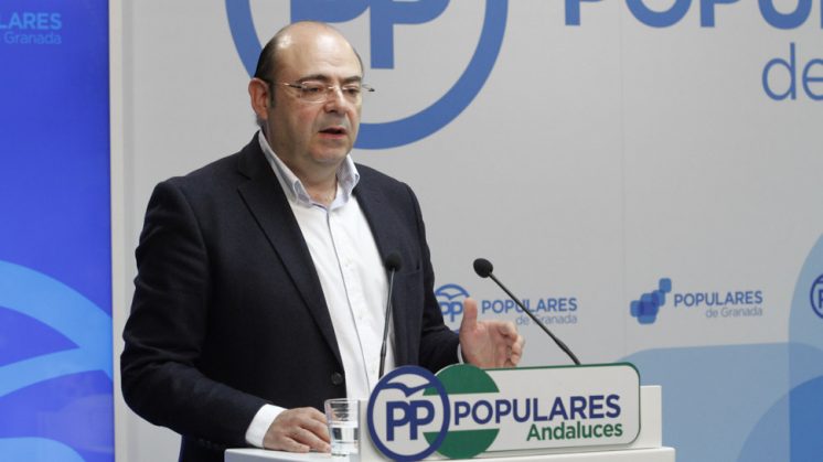 El presidente provincial del PP de Granada, Sebastián Pérez, durante su intervención este viernes. Foto: Álex Cámara