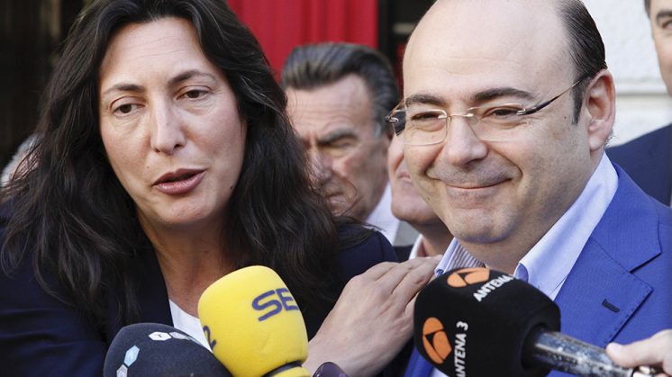 El presidente del PP de Granada, Sebastián Pérez, junto a la secretaria del PP andaluz, Dolores López. Foto: Álex Cámara