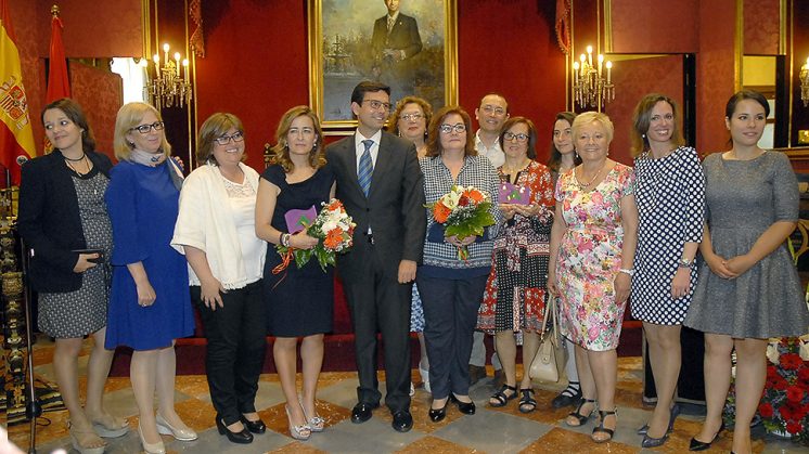 El alcalde de Granada ha entregado los galardones en la mañana de este viernes. Foto: Javier Algarra