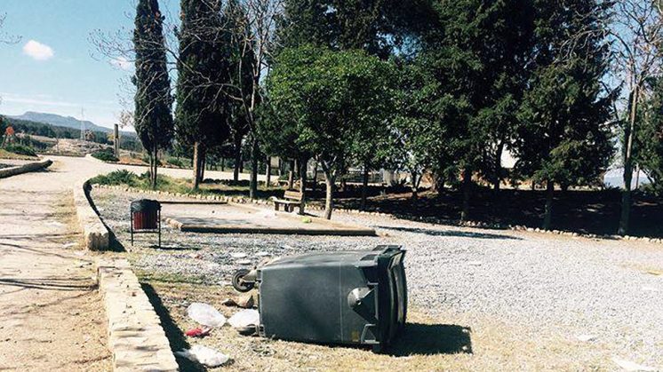Algunos de los actos de vandalismo que se han producido en el Parque Monte Cábula. Foto: Ayuntamiento 