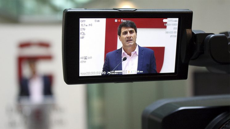 El portavoz del equipo de Gobierno en Diputación, Pedro Fernández, durante su comparecencia de prensa. Foto: J. Grosso