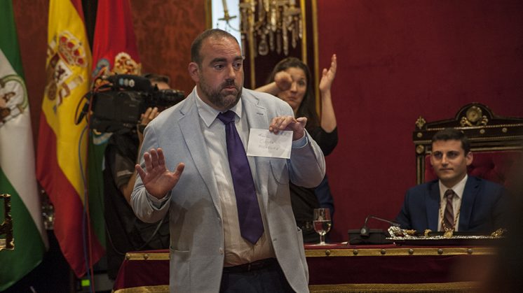 Para evitar cualquier suspicacia, Puentedura bromeó enseñando su papeleta y a quién votaba. Foto: Alejandro Romero