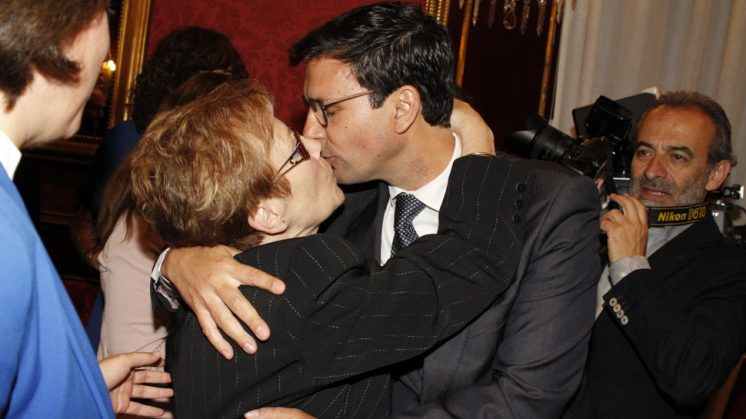 Cuenca besa a su madre después de haber sido elegido alcalde. Foto: Álex Cámara