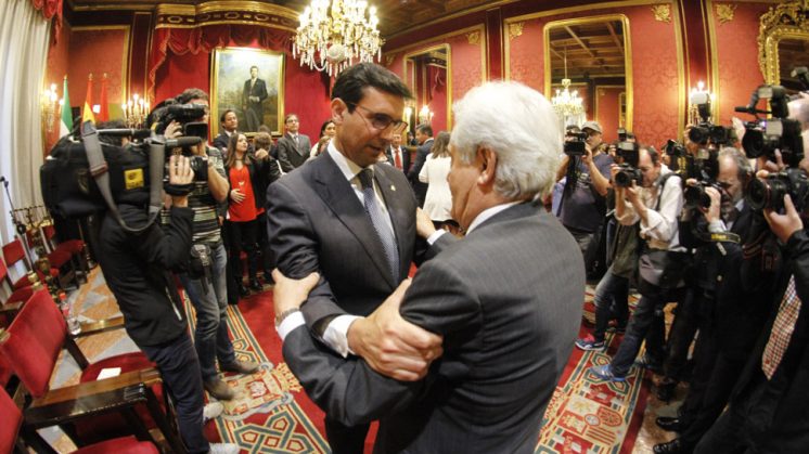 Cuenca y Antonio Jara se saludan después del pleno de hace unos días. Foto: Álex Cámara