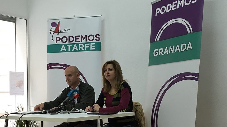 La parlamentaria Carmen Lizárraga y el alcalde de Atarfe, Francisco Rodríguez Quesada. Foto: L. F. R. 
