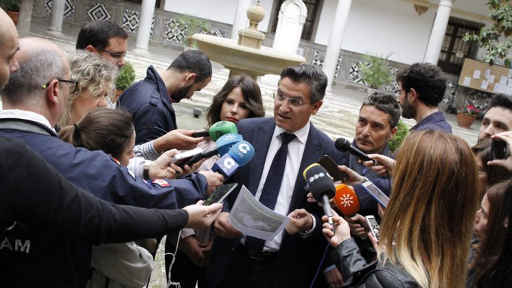 El líder de Ciudadanos, Luis Salvador, atiende a los medios en el Patio del Ayuntamiento de Granada. Foto: Álex Cámara