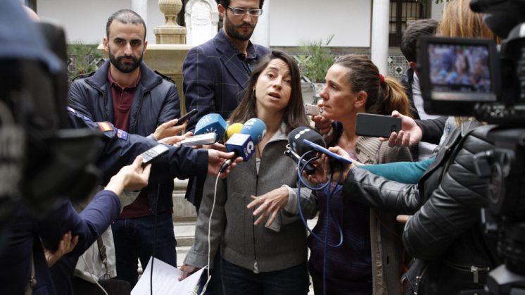 Marta Gutiérrez atiende a los periodistas en la mañana de este viernes. Foto: Álex Cámara