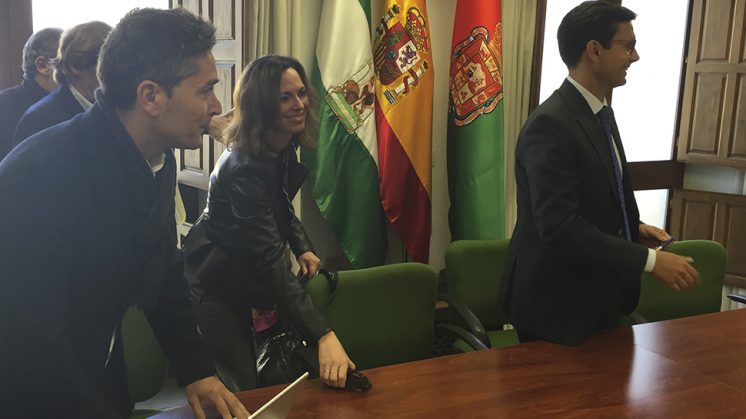 El alcalde de Granada, Francisco Cuenca, junto a la portavoz del PP, Rocío Díaz, y el portavoz de Ciudadanos, Manuel Olivares. Foto: aG