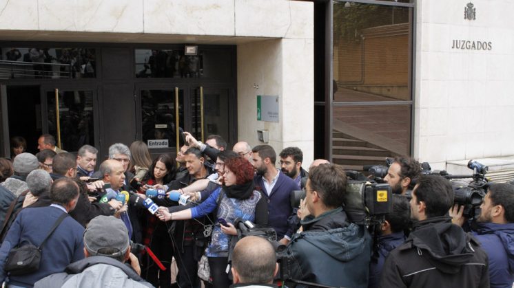 Los medios de comunicación rodean al exalcalde de Granada. Foto: Álex Cámara
