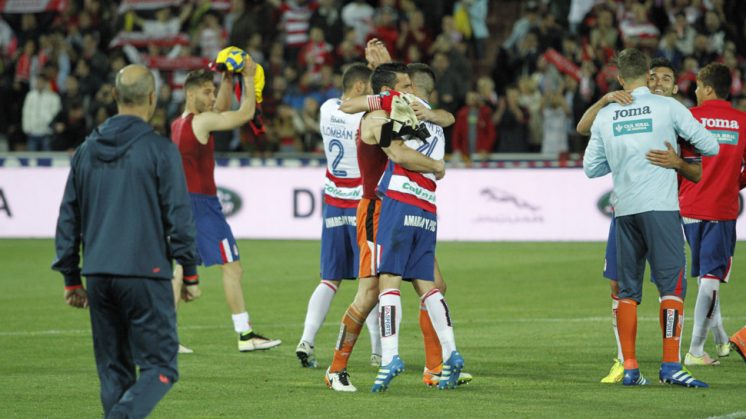 Andrés Fernández se abraza a Fran Rico a la conclusión del partido. Foto: Álex Cámara