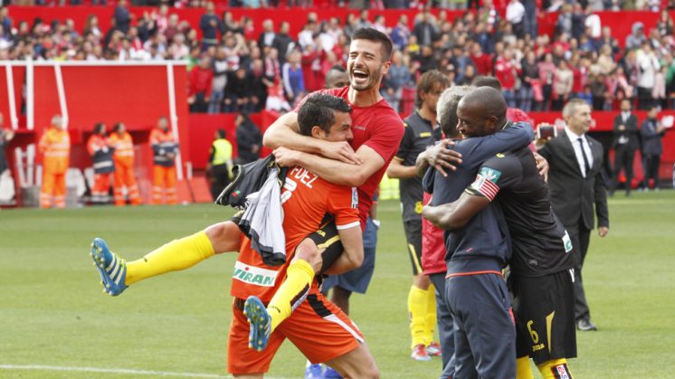 Rico celebra el cuarto gol con Isaac Cuenca. Foto: Álex Cámara 