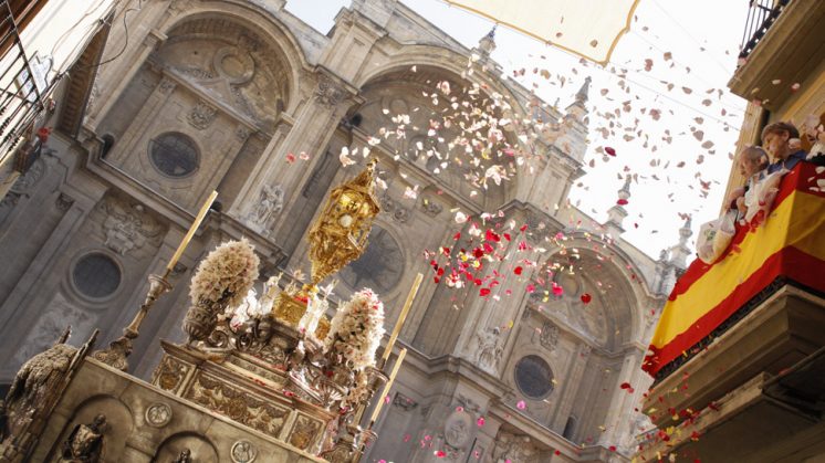 La Custodia a la salida de Catedral de Granada. Foto: Álex Cámara