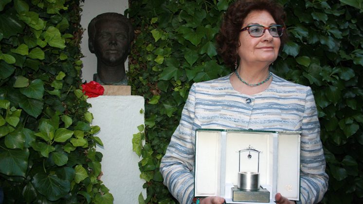 Antonina Rodrigo, tras recoger el 'Pozo de Plata' en la Casa Natal de Federico García Lorca. Foto: Luis F. Ruiz