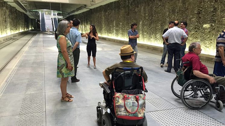 Las obras de construcción del metro de Granada han cuidado con detalle los elementos que garantizan la accesibilidad. Foto: Junta / aG