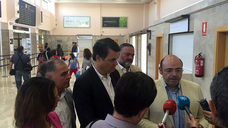 Pérez ha visitado la infraestructura para reunirse con la directora. Foto: PP / aG 