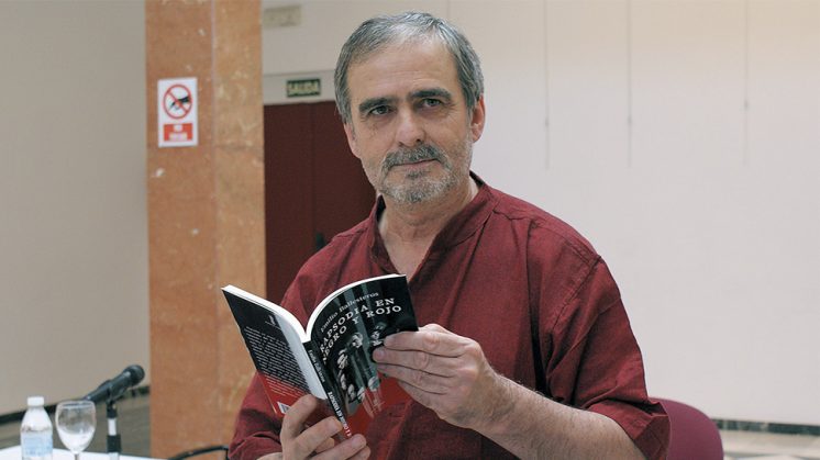 El escritor de Albolote, Emilio Ballesteros, durante la presentación de su libro. Foto: aG