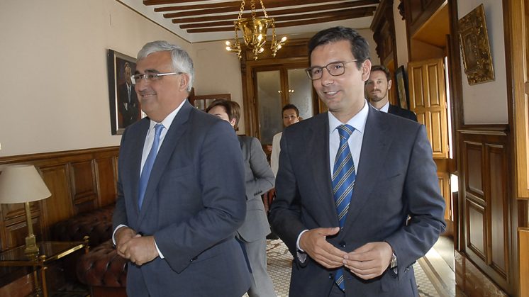 El consejero de Economía, Antonio Ramírez de Arellano, junto al alcalde de Granada, Francisco Cuenca. Foto: Javier Algarra