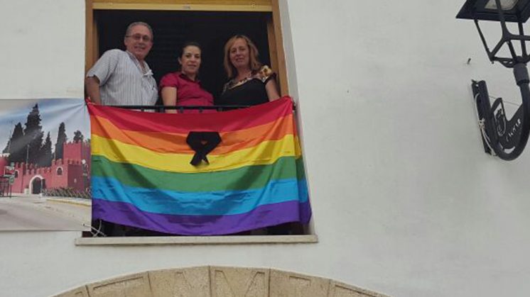 La bandera arco iris en el Ayuntamiento de Láchar se ha colocado este martes a las 09.00 horas. Foto: aG