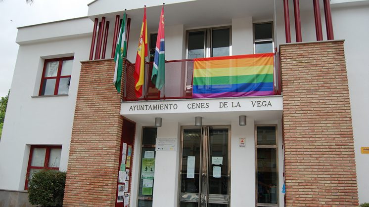 La bandera ha sido colocada en la fachada del Ayuntamiento. Foto: Ayuntamiento