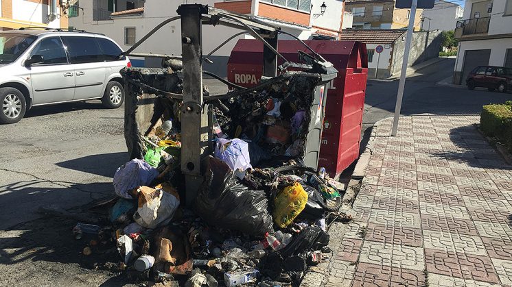 Uno de los contenedores quemados, hace solo unos días. Foto: Luis F. Ruiz