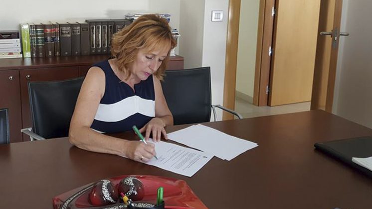 La alcaldesa de Láchar, María de las Nieves López, durante la firma de la compra del Castillo. Foto: aG