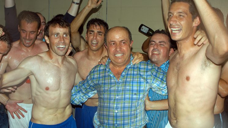 Momento en el que los jugadores del Granada CF bañan al entonces alcalde de Granada en la ducha. Foto: Luis F. Ruiz 