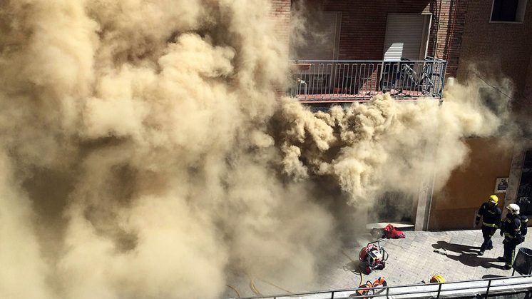 Momento en el que el humo colapsó la calle en la que se ubica la sala. Foto: Ángela Rodríguez