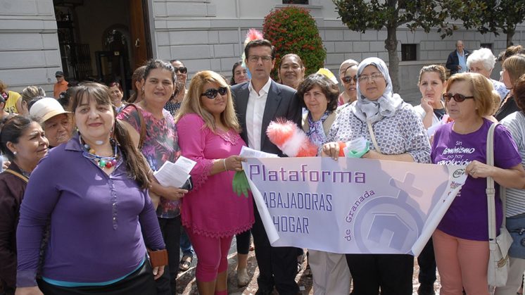 El alcalde, Francisco Cuenca, ha recibido a las representantes del colectivo de trabajadoras domésticas concentradas en la Plaza del Carmen. Foto: Javier Algarra