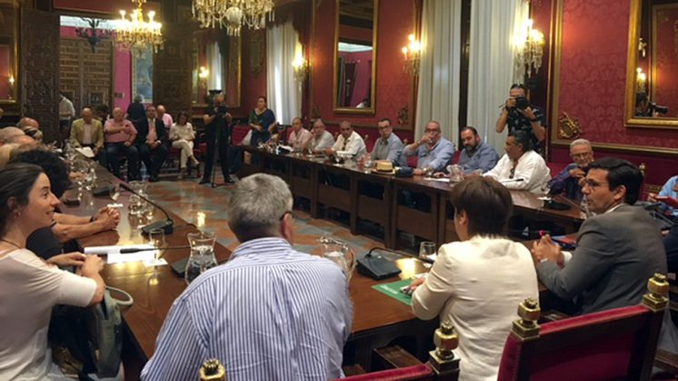 La mesa ha estado presidida por el alcalde de Granada. Foto: Ayuntamiento 
