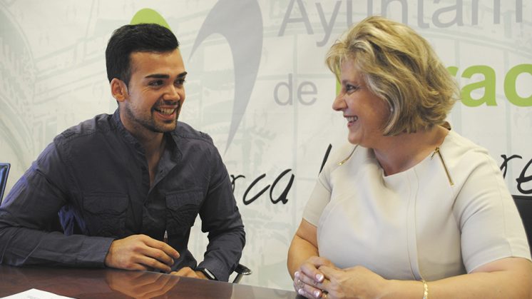 En la imagen el concejal de Formación, Marcelo Montoya, junto a la concejal de Igualdad, Rosa Carmen Sánchez. Foto: aG