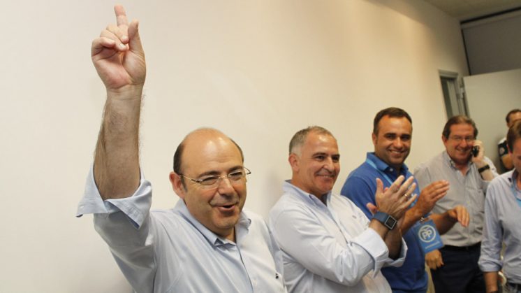 Sebastián Pérez celebra la victoria electoral, la tercera consecutiva en unas Generales. Foto: Álex Cámara