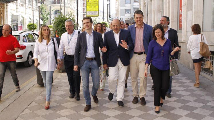 Pablo Casado (en el centro de la imagen) ha recorrido el centro de Granada capital este martes. Foto: Álex Cámara