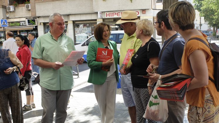 La consejera de Igualdad, María José Sánchez Rubio, junto al candidato socialista al Senado José María Rueda, en el Zaidín. Foto: aG