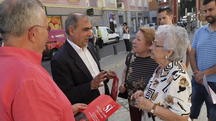 El cabeza de lista del PSOE al Senado, José Martínez Olmos, ha participado en un encuentro con mayores en la Residencia Campos. Foto: aG