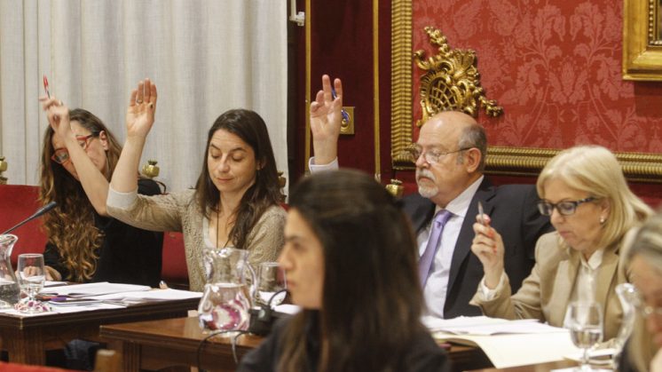 Los tres concejales de Vamos Granada, votan en uno de los momentos del pleno de este lunes. Foto: Álex Cámara