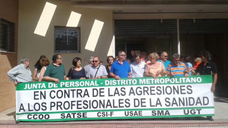 Los representantes sindicales a las puertas del Centro de Salud de La Chana donde se produjo el incidente. Foto: aG