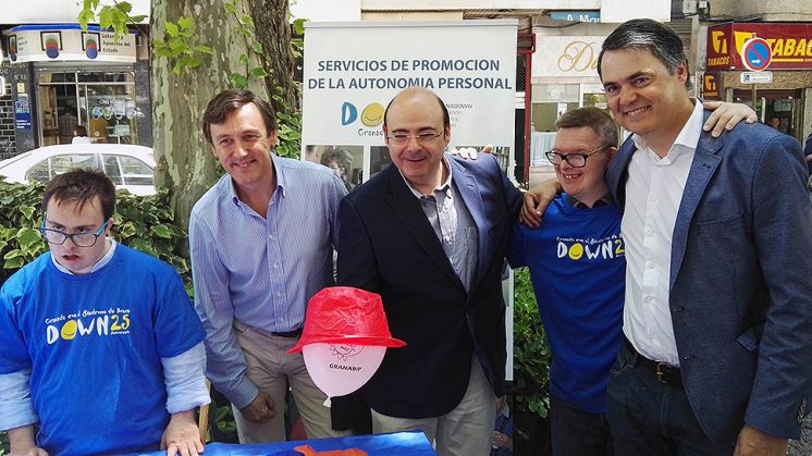 Hernando ha visitado en el centro de Granada la Feria de las Asociaciones de la Discapacidad. Foto: PP / aG