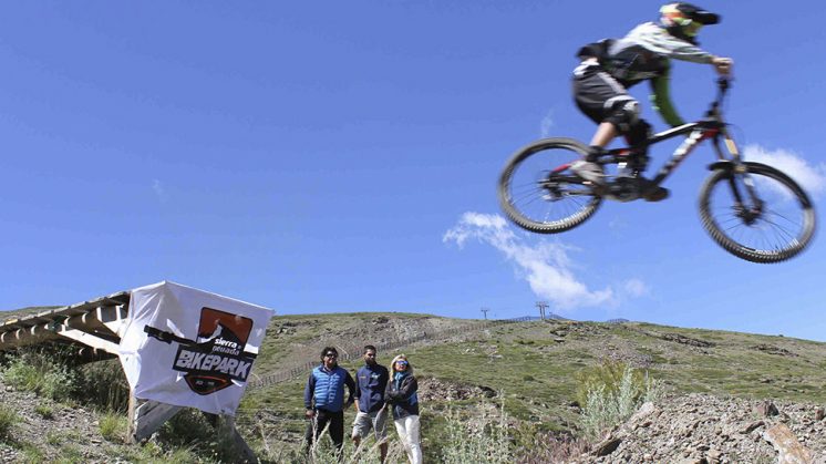 . La IV Copa Bull Bikes Sierra Nevada, que se disputa el domingo en el trazado de Loma de Dílar, prevé alcanzar los 200 bikers. Foto: Sierra Nevada